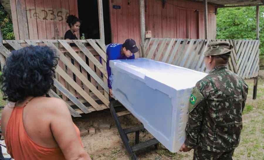 Com apoio de homens do Exército, Prefeitura segue com mutirão de entregas do Programa Recomeço